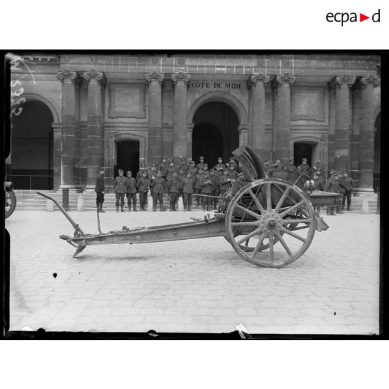 Obusier de 105 mm exposé dans la cour d'honneur des Invalides. [légende d'origine]