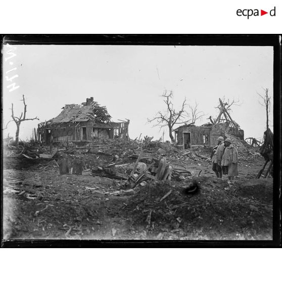 Un coin du village de Maurepas. [légende d'origine]