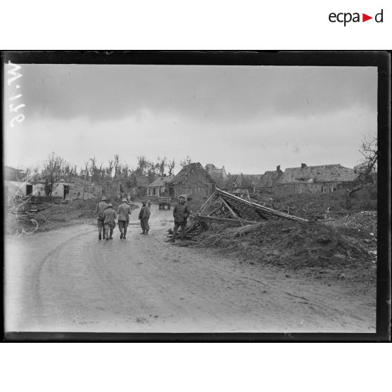 La route conduisant à Cléry-sur-Somme. [légende d'origine]