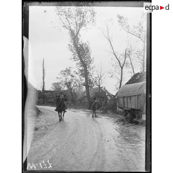 Cavalier sur la route menant à Cléry-sur-Somme. [légende d'origine]