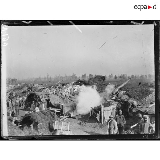 Feuillères, batterie de 120 mm long en action. [légende d'origine]