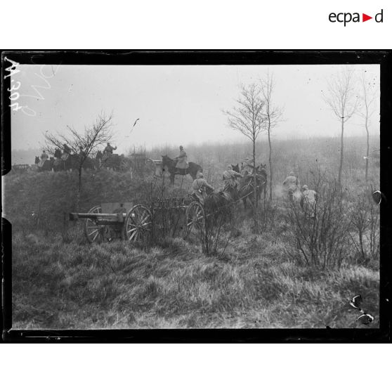 Bougainville, camp d'instruction pour les 75 mm. Batterie de 75 mm escaladant un talus pour gagner sa position de tir. [légende d'origine]