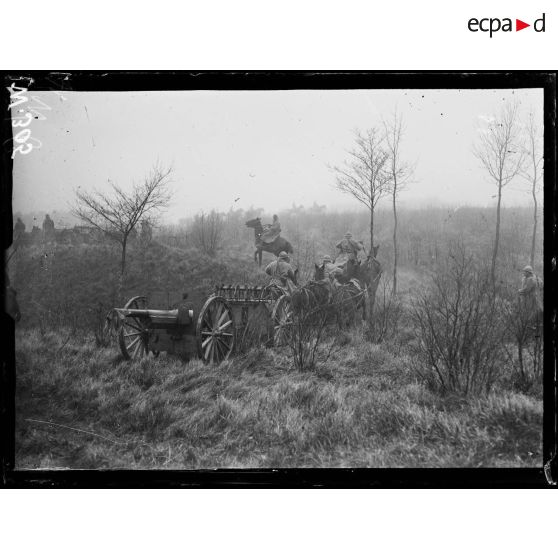 Bougainville, camp d'instruction pour les 75 mm. Batterie de 75 mm escaladant un talus pour gagner sa position de tir. [légende d'origine]