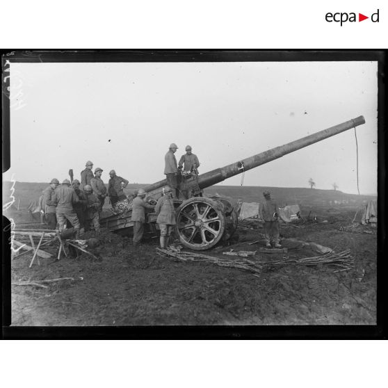 Ravin d'Hardécourt-aux-Bois, canon de 145 mm de marine. [légende d'origine]