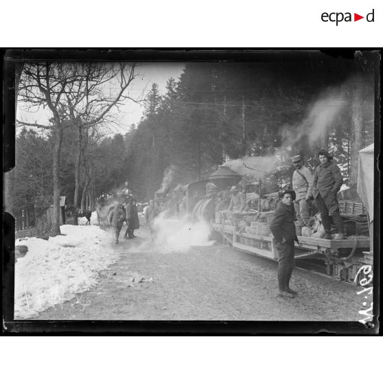 Col du Bonhomme, arrivée de ravitaillement par chemin de fer. [légende d'origine]