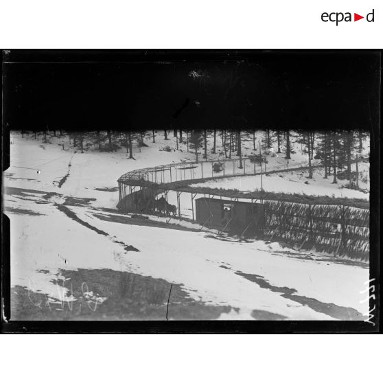 Col du Bonhomme, wagon de ravitaillement trainé par des chevaux sur voie camouflée. [légende d'origine]