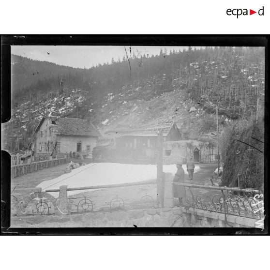 Lac Noir, un coin du camp. [légende d'origine]