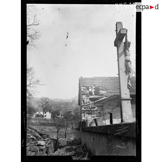 Sulzern, tranchée et Christ au milieu du village. [légende d'origine]