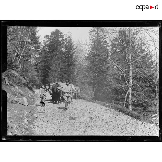 Route de Giromagny à Sewen, travailleurs alsaciens cassant des cailloux. [légende d'origine]