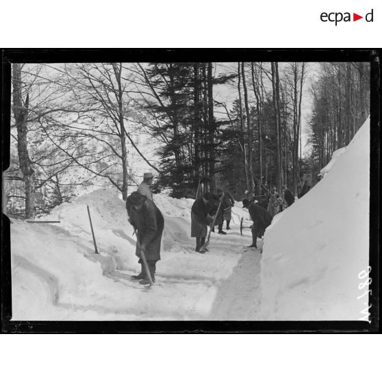 Route de Giromagny à Sewen, travailleurs alsaciens déblayant la neige. [légende d'origine]