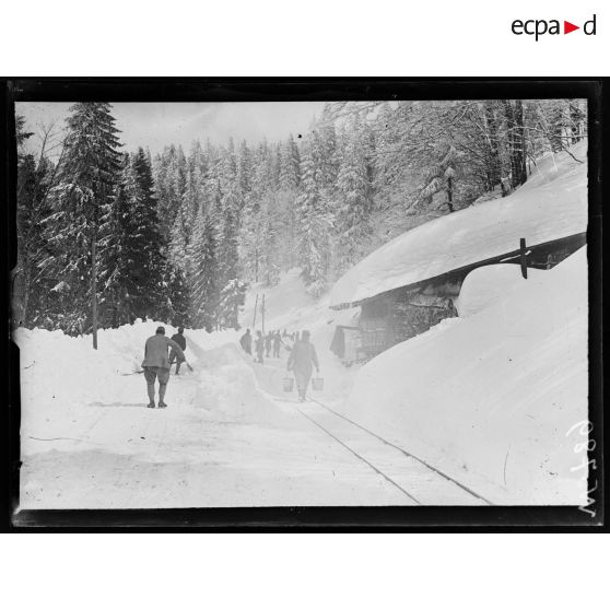 Route de la Schlucht, territoriaux déblayant la neige. [légende d'origine]