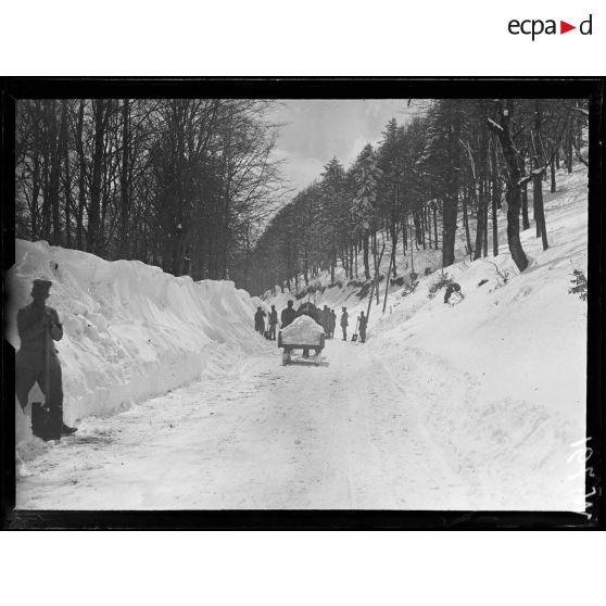 Route de la Schlucht, par la neige. [légende d'origine]