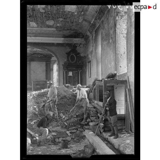 Largitzen, entrée de sape à l'intérieur de l'église. [légende d'origine]