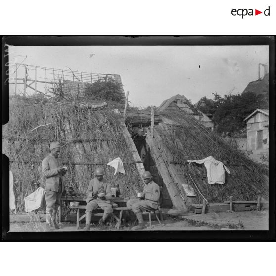 Largitzen, soldats mangeant la soupe sur le seuil de leur cagna. [légende d'origine]