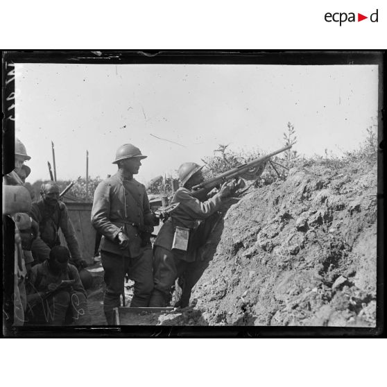 Bois d'Hirtzbach, fusil mitrailleur dans la tranchée. [légende d'origine]