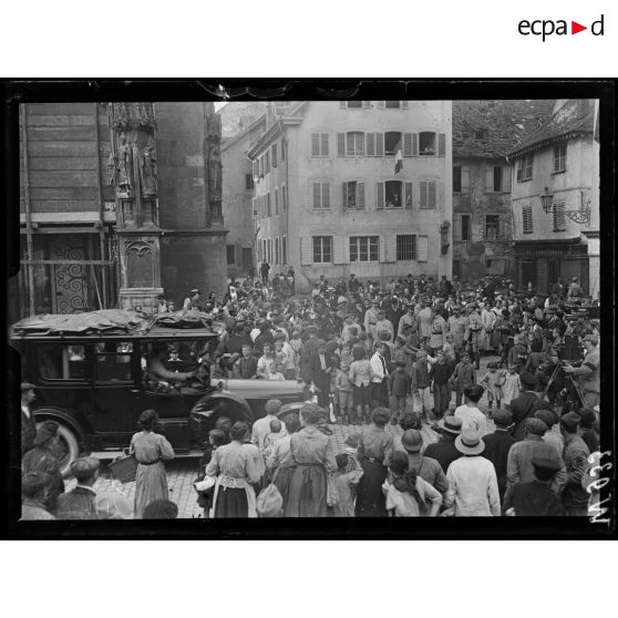 Thann, la foule devant la cathédrale autour de l'auto du général Pétain. [légende d'origine]