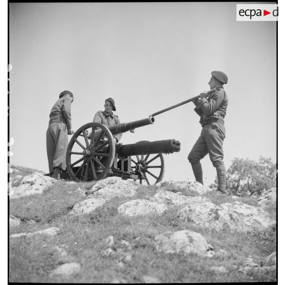 Mise en place ou démontage d'un tube de canon de 75 mm sur son affût.