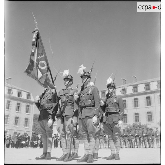 Le drapeau de l'ESM et sa garde d'honneur.