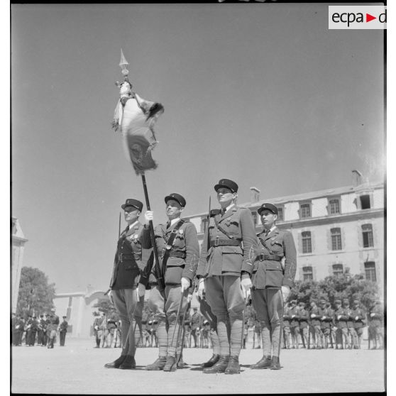 Le drapeau de l'Ecole militaire d'infanterie et sa garde d'honneur.