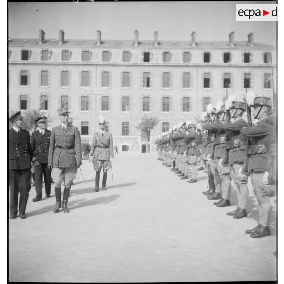 Revue des troupes lors de la visite des élèves officiers de l'Ecole navale.