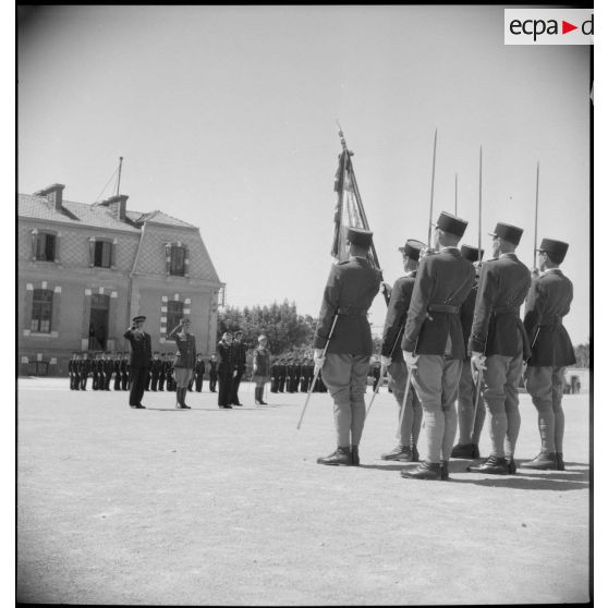 Salut au drapeau pendant la cérémonie.