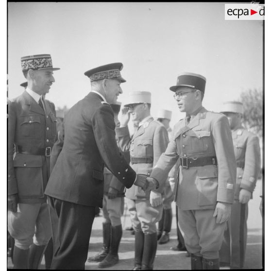 Présentation d'officiers au contre-amiral Marcel Jarry.