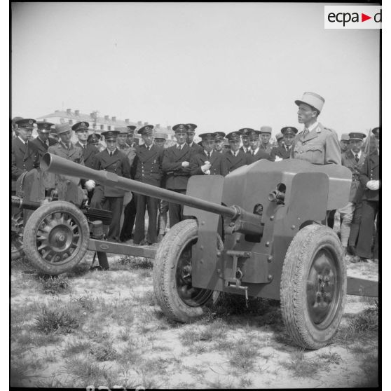 Présentation d'un canon antichar aux élèves officiers.