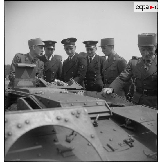 Présentation d'une chenillette d'infanterie aux élèves officiers.