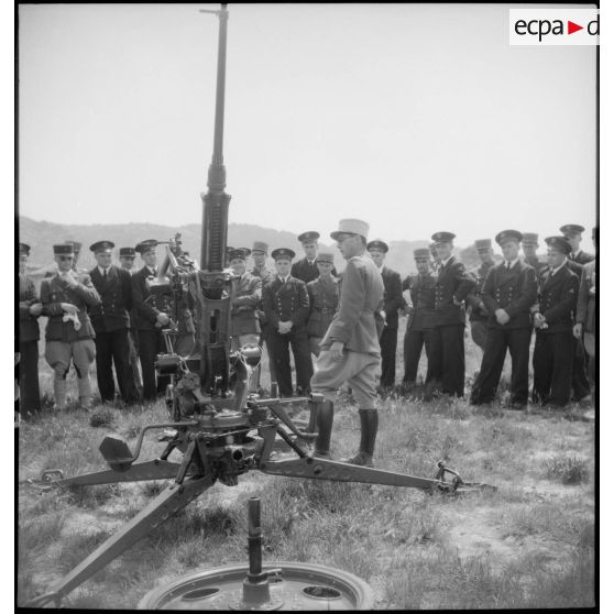 Présentation d'une mitrailleuse de 20 mm modèle 1939 aux élèves officiers de l'Ecole navale.