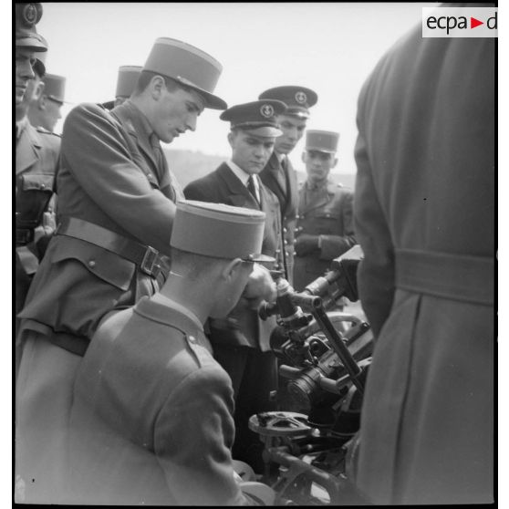 Présentation d'une mitrailleuse de 20 mm modèle 1939 aux élèves officiers de l'Ecole navale.