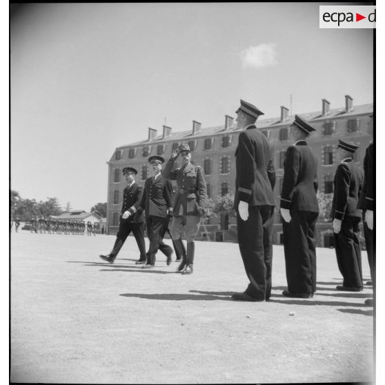 Prise d'armes rassemblant les élèves officiers.