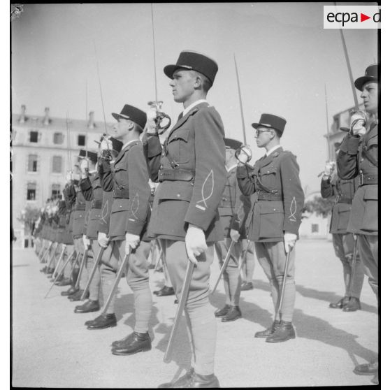 Prise d'armes rassemblant les officiers élèves.