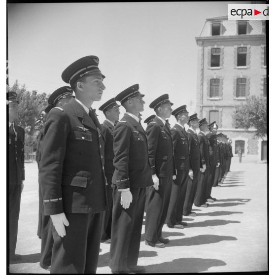 Prise d'armes rassemblant les élèves officiers.