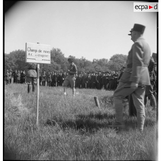 Démonstration de mise en oeuvre de mines antichars.