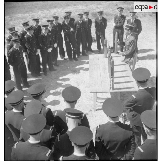 Présentation d'obus de 75 mm par un instructeur.