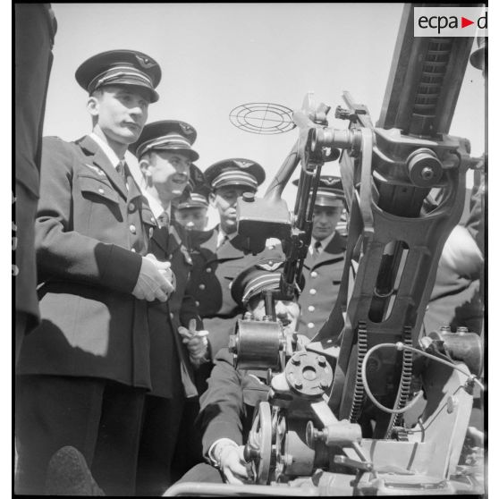 Présentation d'une mitrailleuse de 20 mm modèle 1939 aux élèves officiers de l'Ecole de l'Air.