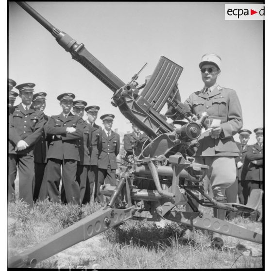 Présentation d'une mitrailleuse de 20 mm modèle 1939 aux élèves officiers de l'Ecole de l'Air.