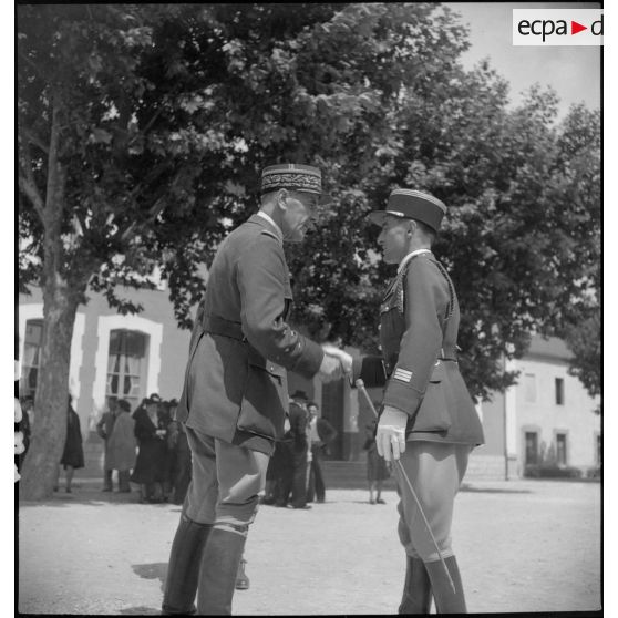 Le général d'armée René Olry et un capitaine.