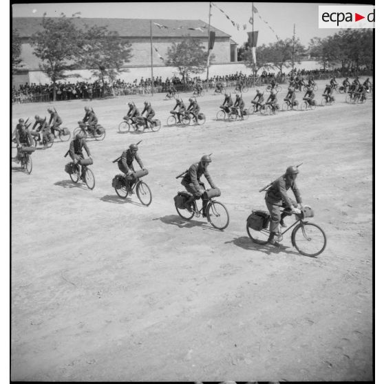 Démonstration de l'escadron cycliste du 12e RC.