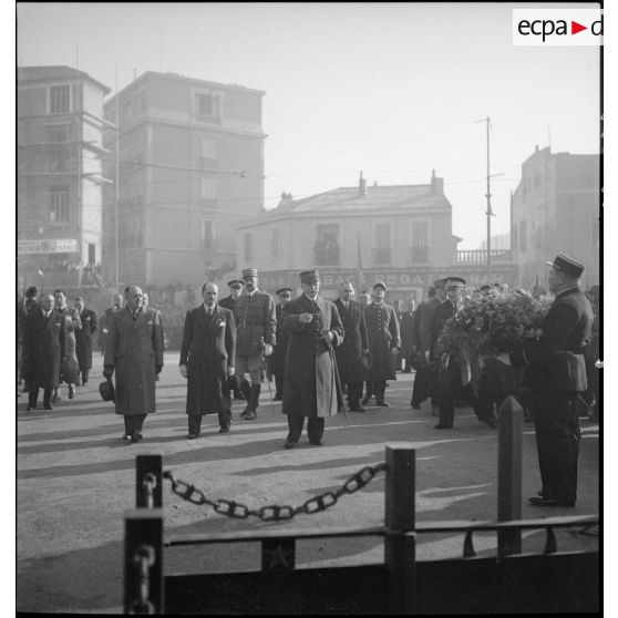 Le maréchal Pétain arrive devant le monument aux morts de l'armée d'Orient et des terres lointaines de la Grande Guerre à Marseille.