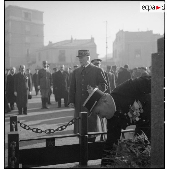 Le maréchal Pétain se tient devant le monument aux morts de l'armée d'Orient et des terres lointaines de la Grande Guerre à Marseille pour y déposer une gerbe de fleurs.