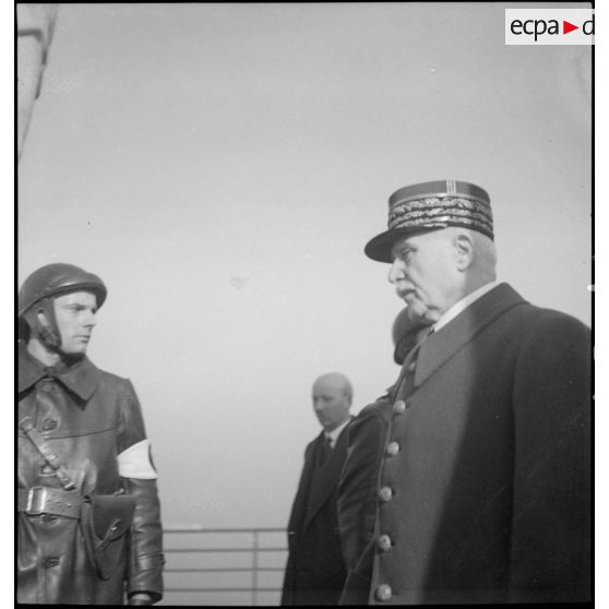 Le maréchal Pétain se trouve à Marseille lors d'une cérémonie au monument aux morts de l'armée d'Orient et des terres lointaines de la Grande Guerre.