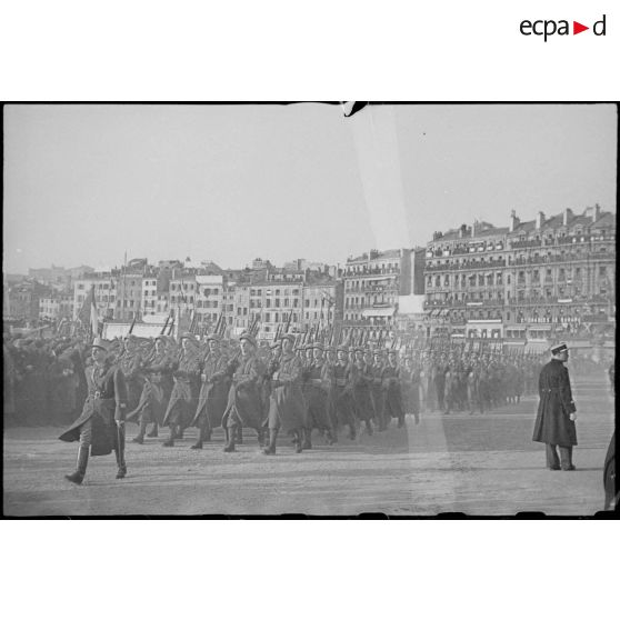 Défilé des troupes à pied sur le quai des Belges du Vieux-Port de Marseille.<br>