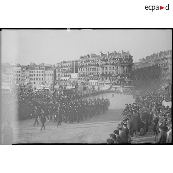 Défilé des chasseurs alpins du 24e ou 25e bataillon de chasseurs alpins) (BCA) de Hyères sur le quai des Belges du Vieux-Port de Marseille, lors de la visite du maréchal Philippe Pétain.