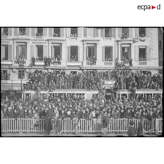 La foule marseillaise en liesse attend le défilé des troupes sur le Vieux-Port lors de la visite du maréchal Philippe Pétain dans la ville.