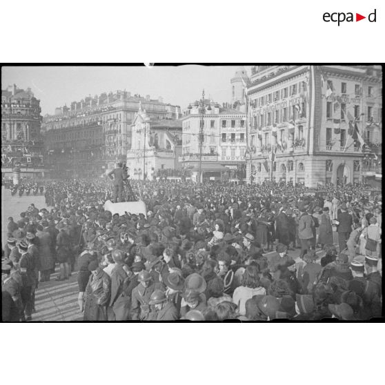 La foule marseillaise en liesse attend le défilé des troupes sur le Vieux-Port lors de la visite du maréchal Philippe Pétain dans la ville.