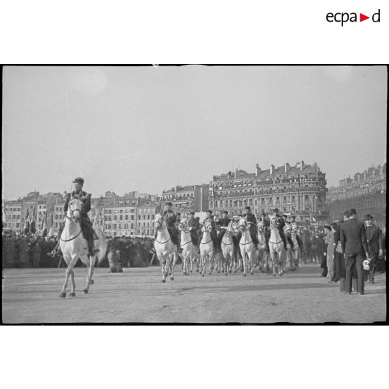 Défilé de troupes montées sur le quai des Belges du Vieux-Port de Marseille lors de la visite du maréchal Philippe Pétain.