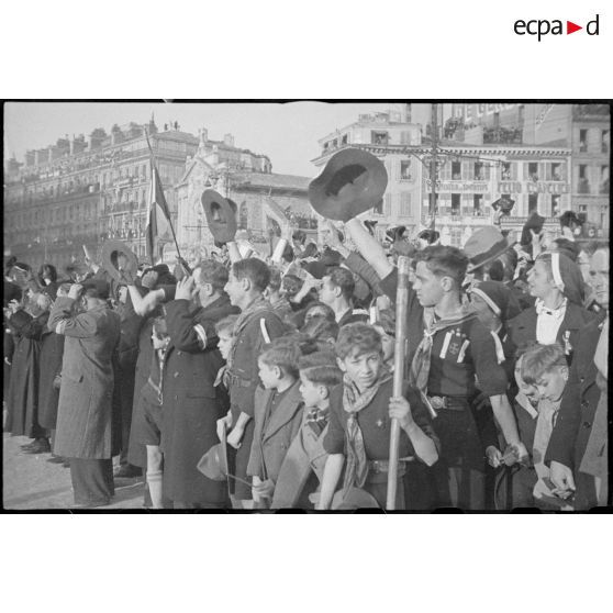 La foule est massée sur le Vieux-Port lors de la cérémonie au monument aux morts de l'armée d'Orient de la Grande Guerre à Marseille, présidée par le maréchal Phillipe Pétain.