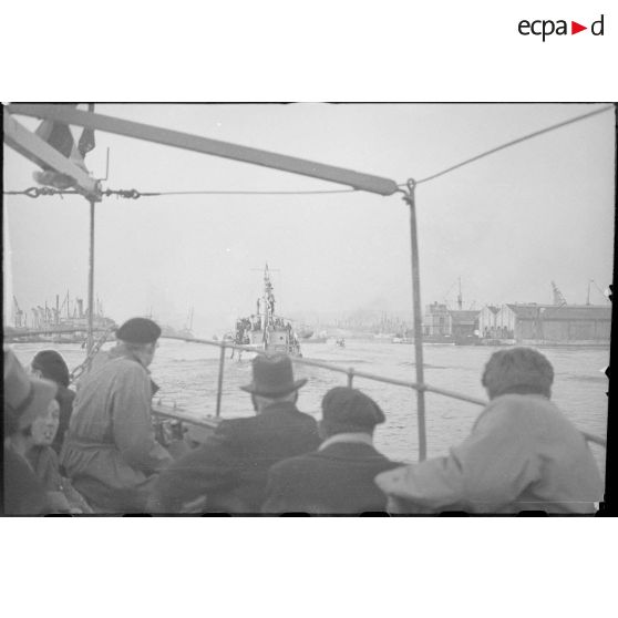 A bord du baliseur A. Guérard, le maréchal Pétain visite le port de Marseille lors d'un séjour dans la ville.