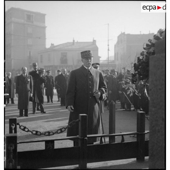 Le maréchal Pétain se tient devant le monument aux morts de l'armée d'Orient et des terres lointaines de la Grande Guerre à Marseille.